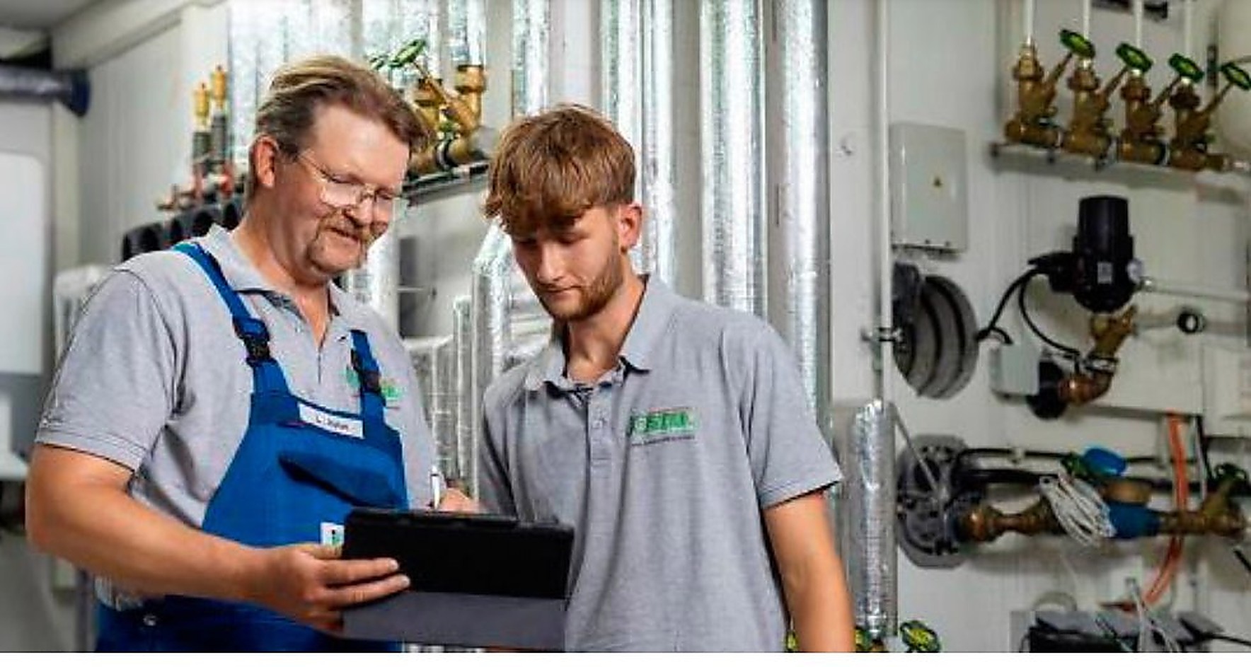 Josten-Monteure bei der Installation